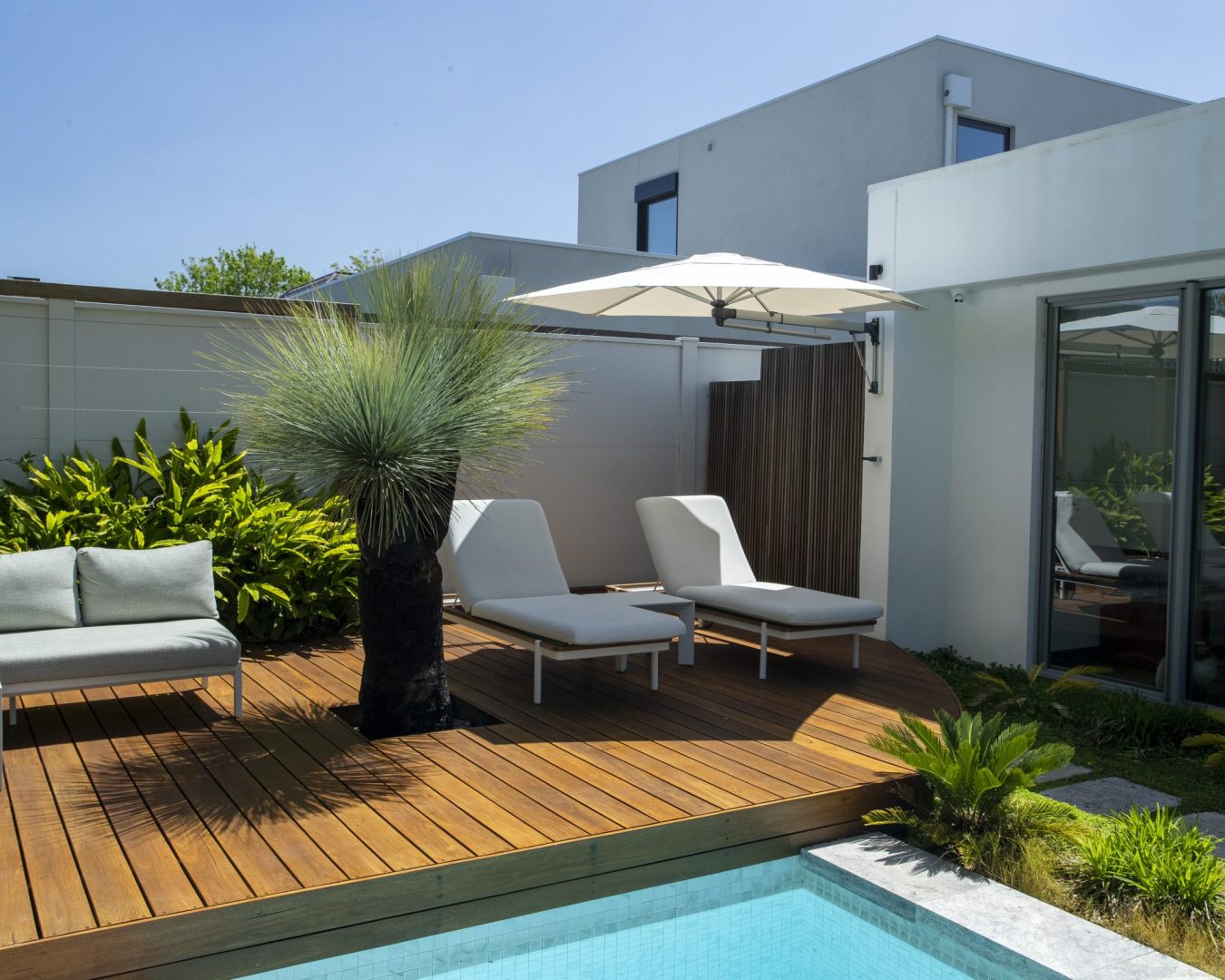 Umbrellas-at-pool-side